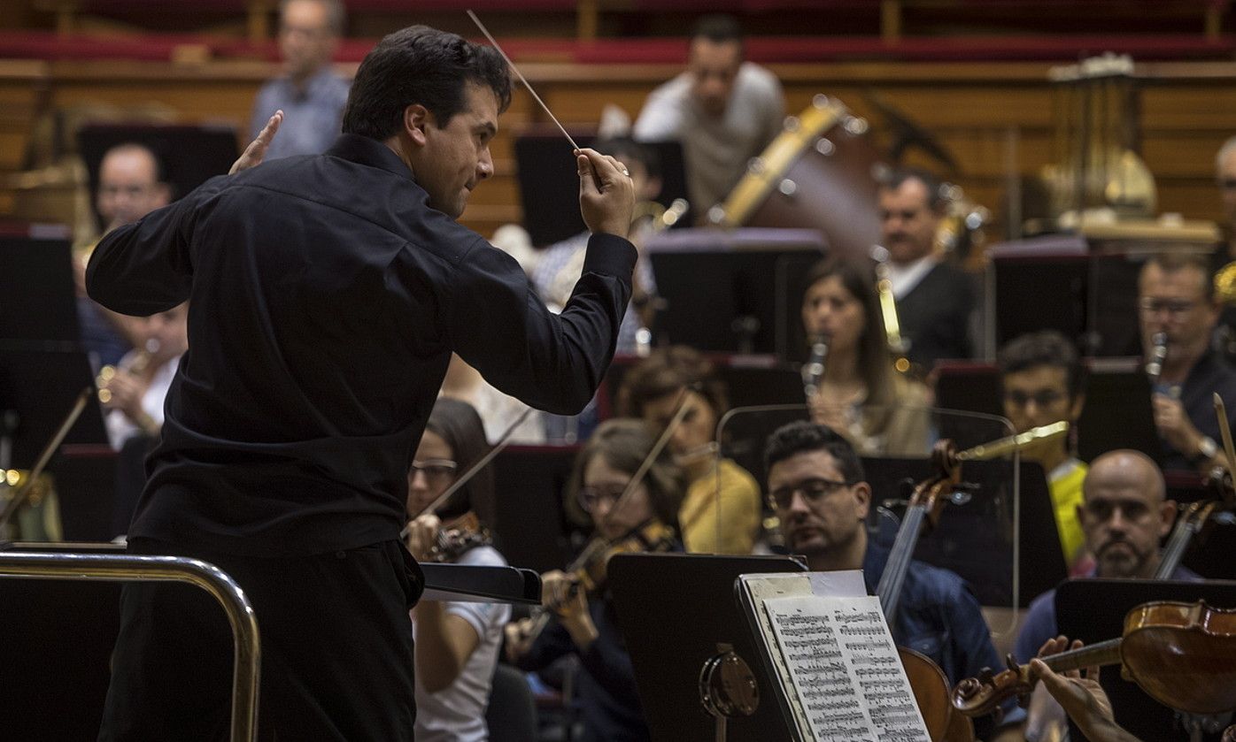 Robert Treviño, Euskadiko Orkestrarekin entseatzen. JON URBE / FOKU.