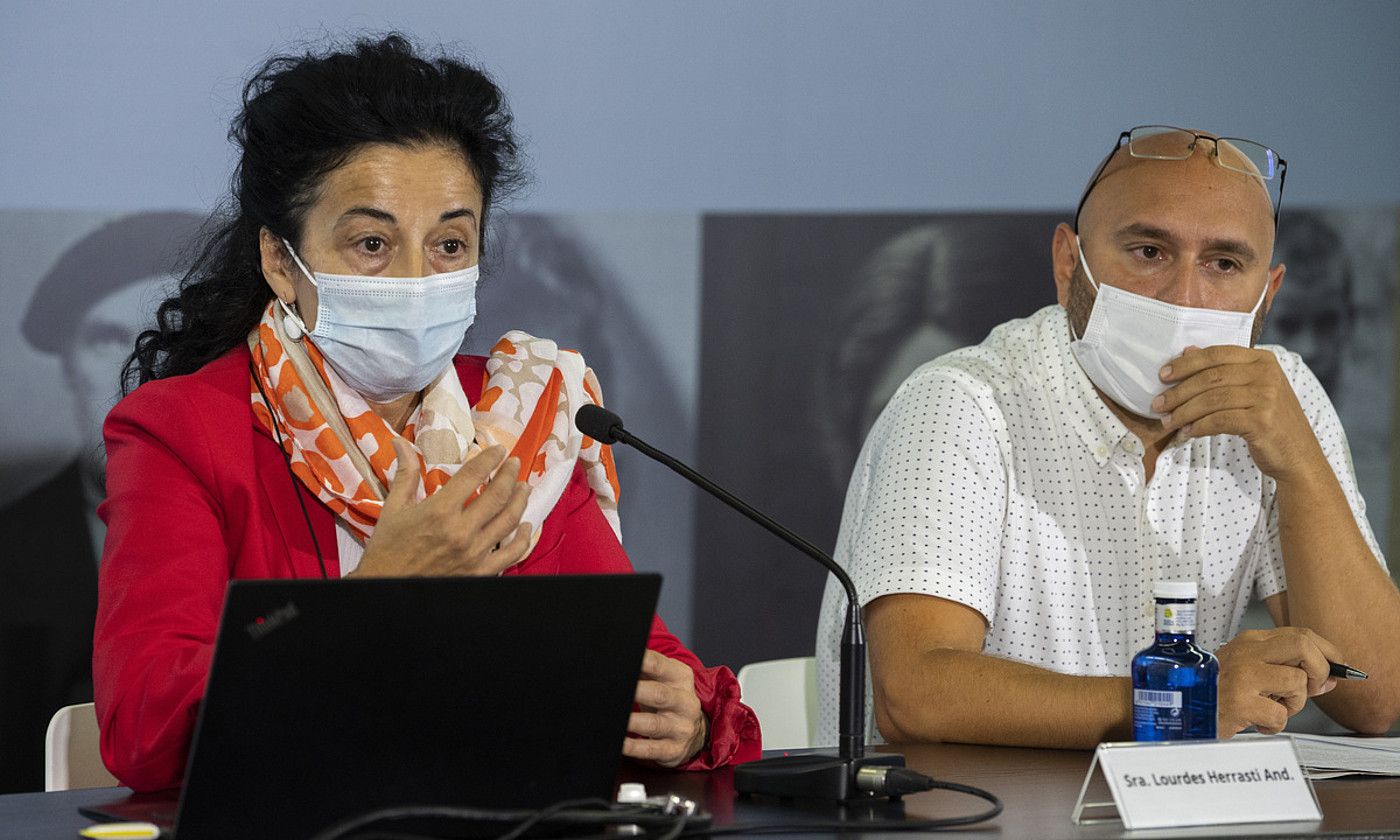 Aranzadi elkarteko Lourdes Herrasti eta EHUko Jon Penche, atzoko jardunaldietan, Bilbon. MONIKA DEL VALLE / FOKU.