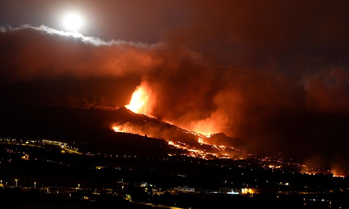 Erupzioa. La Palmako Cumbre Vieja sumendia erupzioan. MIGUEL CALERO / EFE.