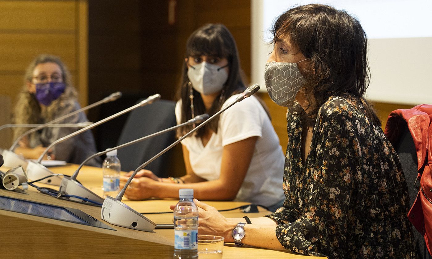 Itziar Gandarias (hizketan) eta Nerea Layna ikerlariek aurkeztu zuten atzo salerositako andreen artari buruzko txostena. MONIKA DEL VALLE / FOKU. Itziar Gandarias (hizketan) eta Nerea Layna ikerlariek aurkeztu zuten atzo salerositako andreen artari buruzko txostena. MONIKA DEL VALLE / FOKU.