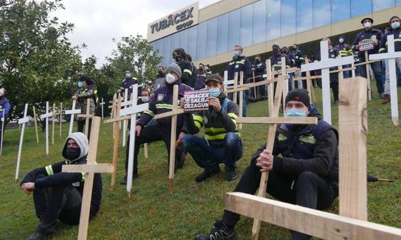 Tubacexeko langileek enpresak Erandion duen egoitzaren aurrean eginiko protestaldia. AIARALDEA.