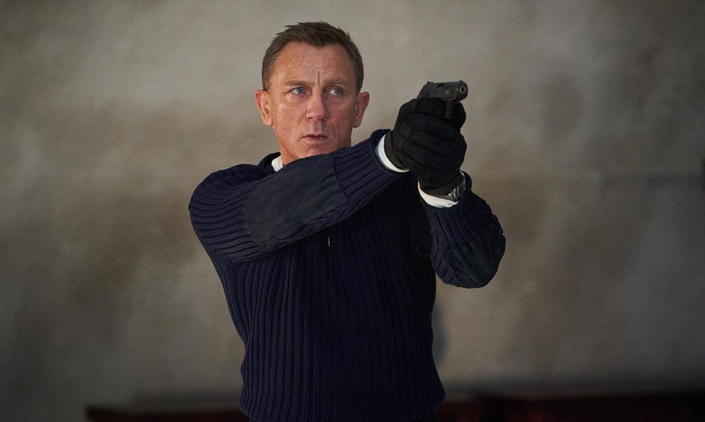 James Bond, pistola eskuan duela, No Time to Die filmeko eszena batean. BERRIA.