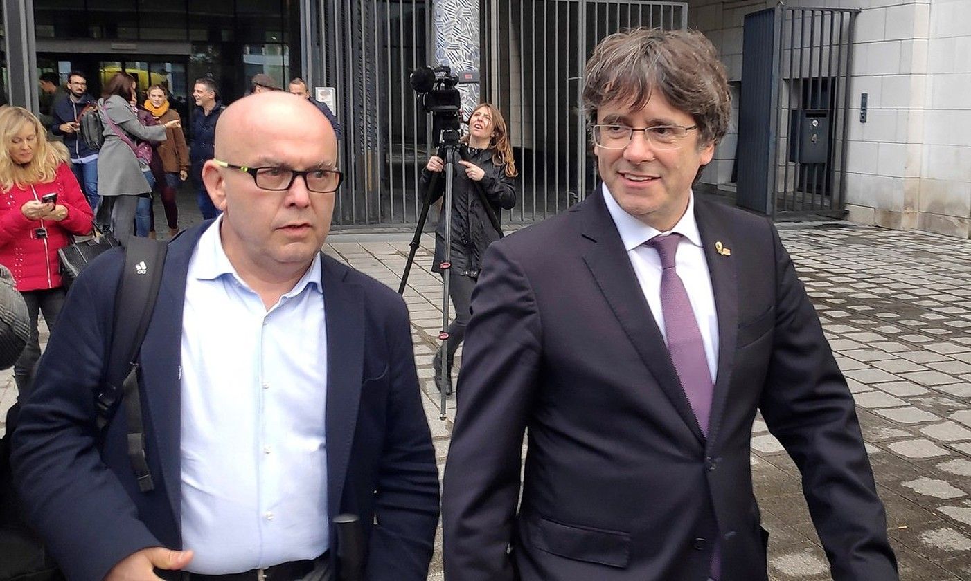 Gonzalo Boye abokatua eta Carles Puigdemont Kataluniako presidente ohi erbesteratua, artxiboko irudi batean. JAVIER ALBISU / AGENTZIA.