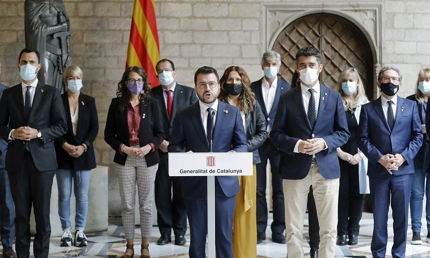Kataluniako presidente Pere Aragones, atzo, gobernuko kideekin egindako agerraldian. ANDREU DALMAU / EFE.