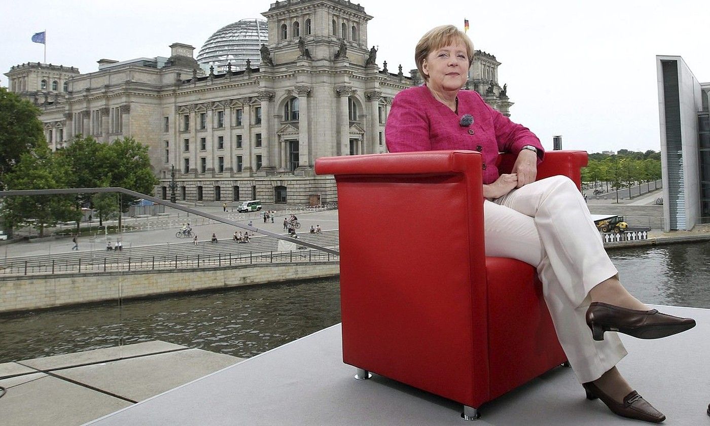 Angela Merkel, Alemaniako Legebiltzarreko eraikinaren aurrean, Berlinen. WOLFGANG KUMM / EFE.