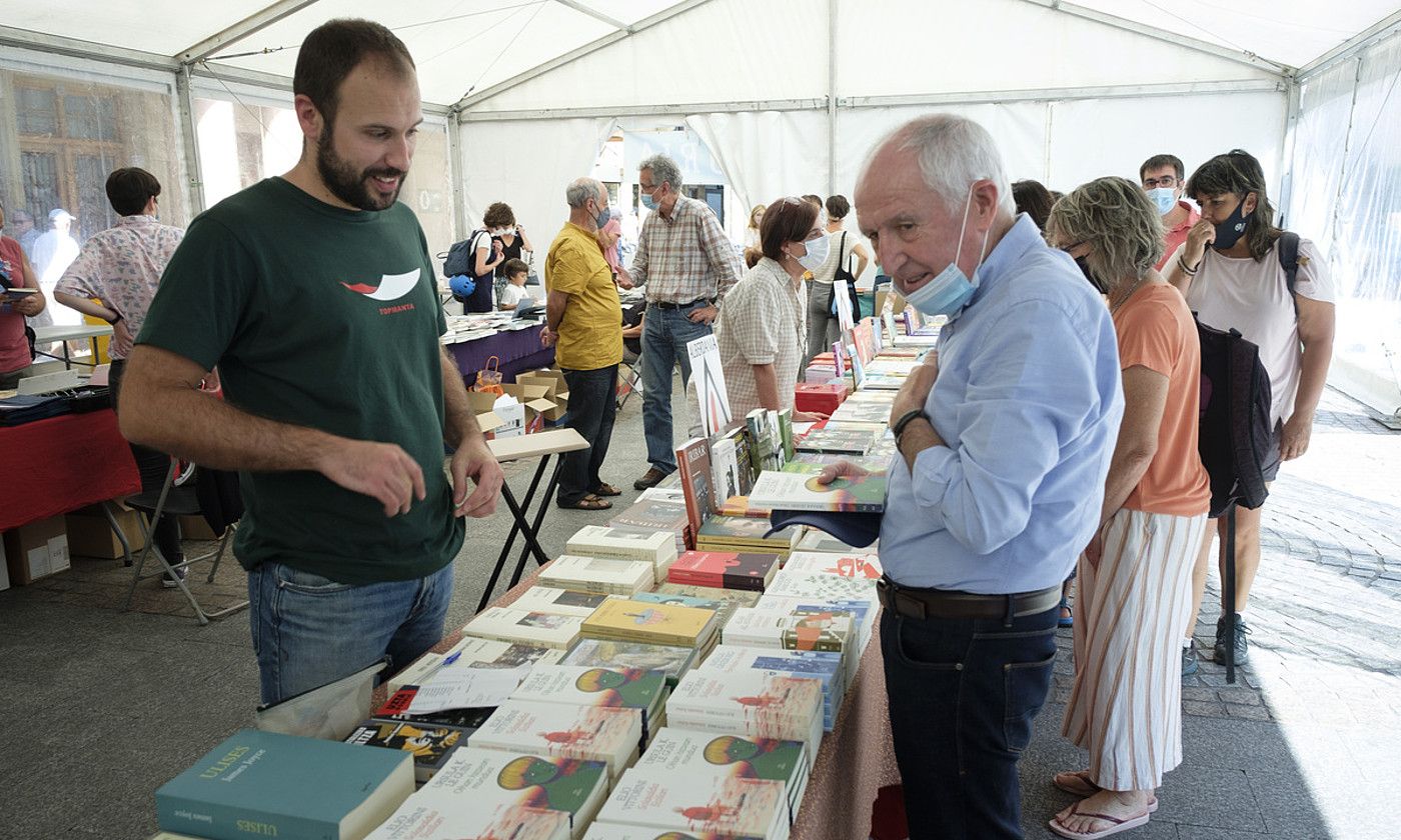 Lander Majuelo Igela argitaletxeko editorea, Anjel Lertxundi idazlearekin hizketan, atzo, Literaturiak antolatu duen liburu azokan. JON URBE / FOKU.