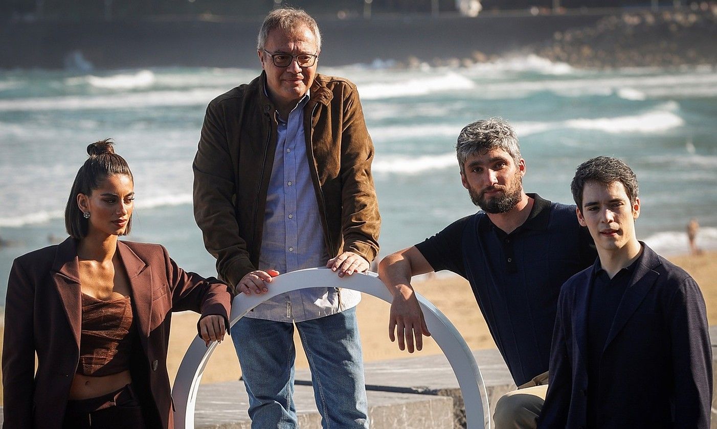 Las leyes de la frontera filmeko lantaldea, atzo, Donostian. JAVIER ETXEZARRETA/EFE. Las leyes de la frontera filmeko lantaldea, atzo, Donostian. JAVIER ETXEZARRETA/EFE.