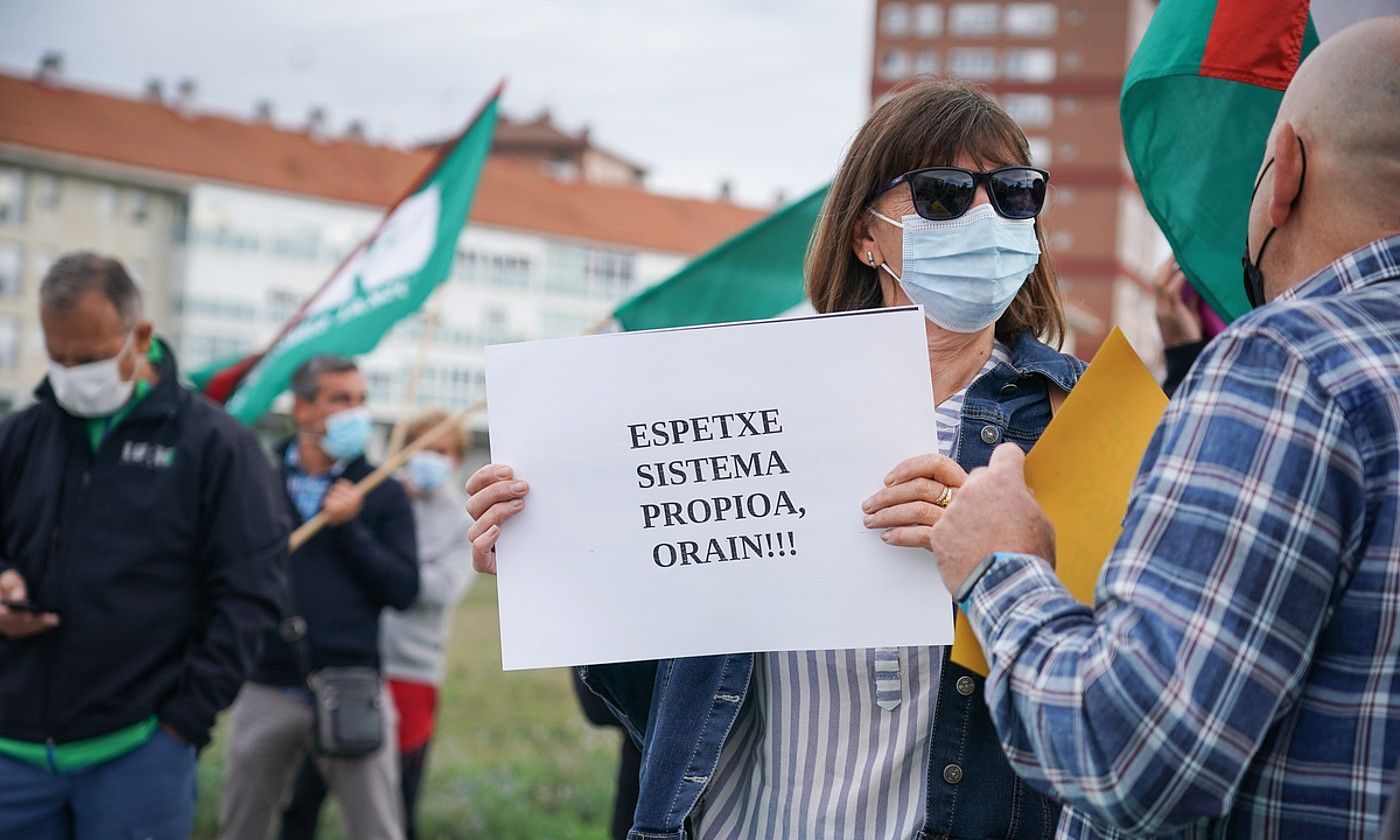 ELAren protesta, atzo, mahai sektorialaren bilera bitartean. ENDIKA PORTILLO / FOKU.