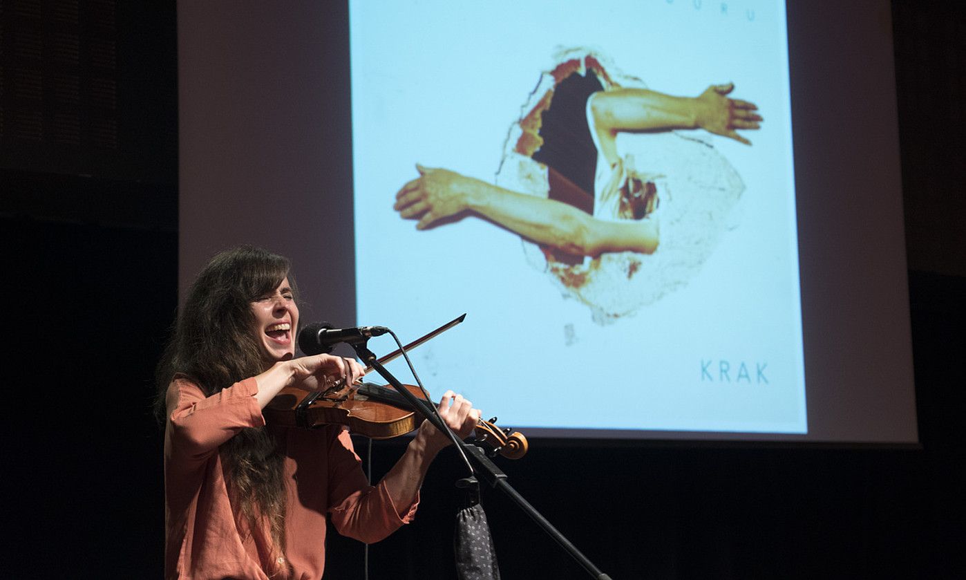 Maite Larburu musikaria, biolinarekin kantuan, atzo, Donostiako Viktoria Eugenia antzokian. GORKA RUBIO / FOKU. Maite Larburu musikaria, biolinarekin kantuan, atzo, Donostiako Viktoria Eugenia antzokian. GORKA RUBIO / FOKU.