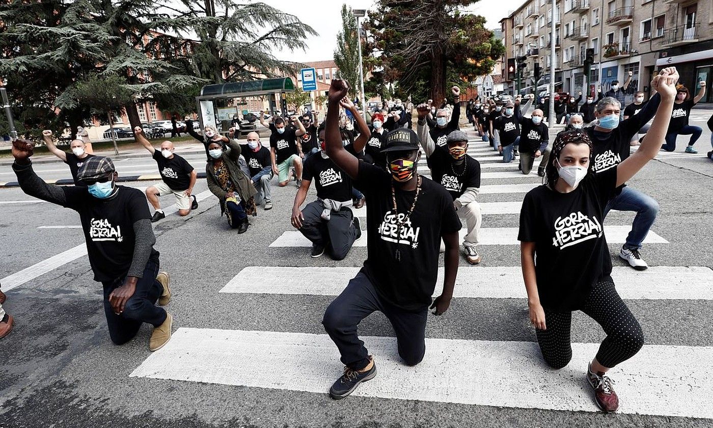 Elhadji Ndiayeren heriotza salatzeko protesta, Iruñean. EFE.