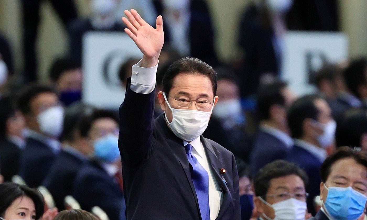Fumio Kishida, atzo, LDP alderdiko primarioak irabazi eta gero alderdikideak agurtzen. EFE.