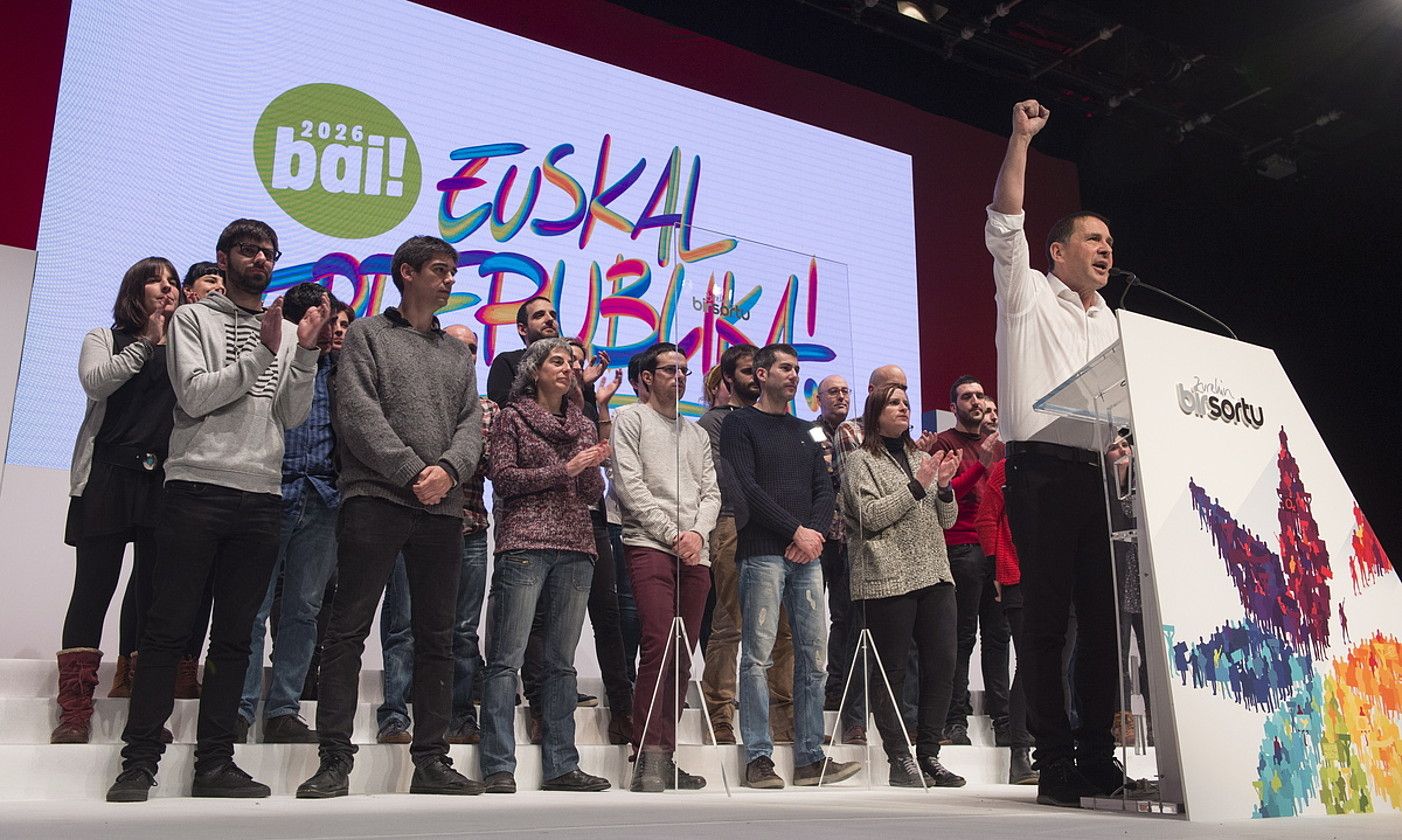 Arnaldo Otegi, 2017an, Sorturen azken kongresuan, Bilbon. MONIKA DEL VALLE / FOKU. Arnaldo Otegi, 2017an, Sorturen azken kongresuan, Bilbon. MONIKA DEL VALLE / FOKU.