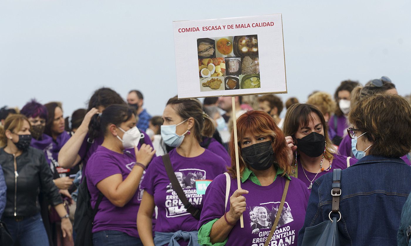 Gipuzkoako zahar etxeetako langileen manifestazioa Donostian, joan den asteko greba egunetako batean. G. RUBIO / FOKU.