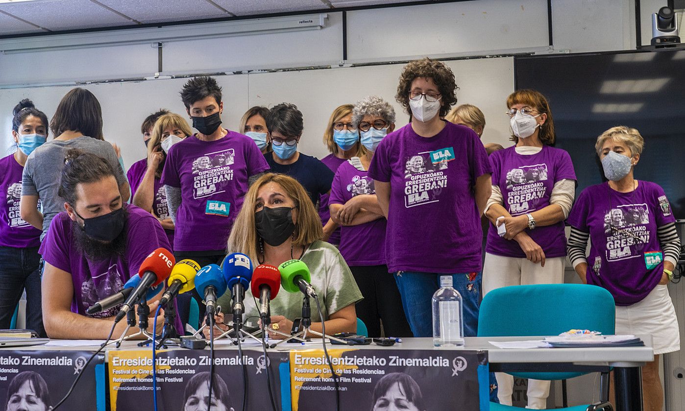 Langileak, atzo Donostian egin zuten agerraldian. GORKA RUBIO / FOKU.