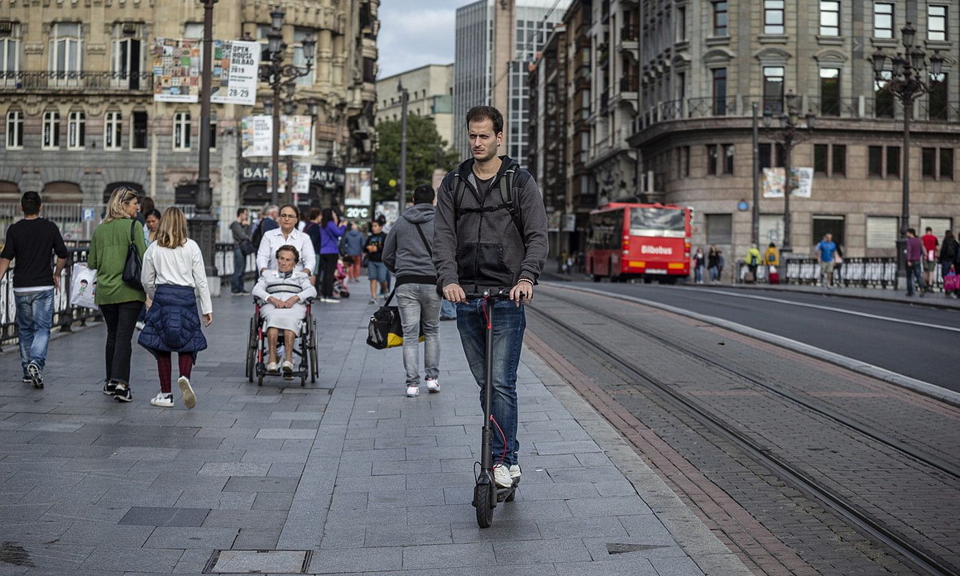 Patineteetan kaskoa eraman beharko da aurrerantzean. ARITZ LOIOLA / FOKU.