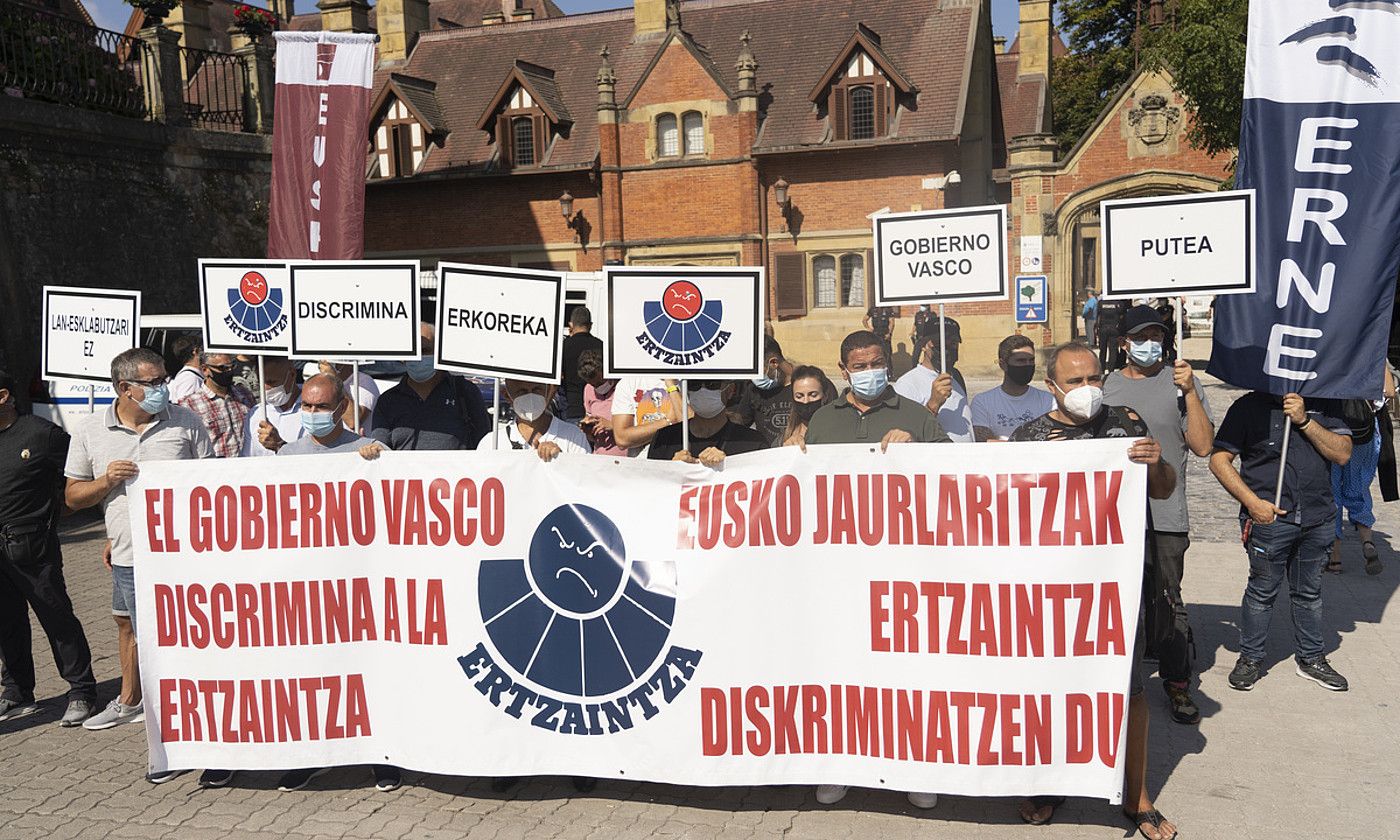 Ertzaintzaren sindikatuek abuztuan egindako protestaldia, Donostian. JAGOBA MANTEROLA / FOKU. Ertzaintzaren sindikatuek abuztuan egindako protestaldia, Donostian. JAGOBA MANTEROLA / FOKU.