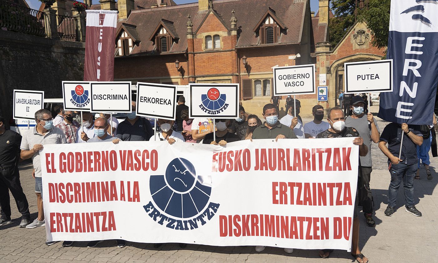 Ertzaintzaren sindikatuek abuztuan egindako protestaldia, Donostian. JAGOBA MANTEROLA / FOKU.