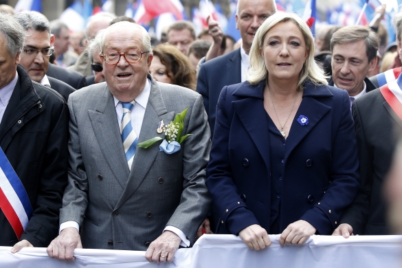Jean-Marie eta Marine Le Pen aita-alabak, artxiboko irudi batean. YOAN VALAT / EFE Jean-Marie eta Marine Le Pen aita-alabak, artxiboko irudi batean. YOAN VALAT / EFE