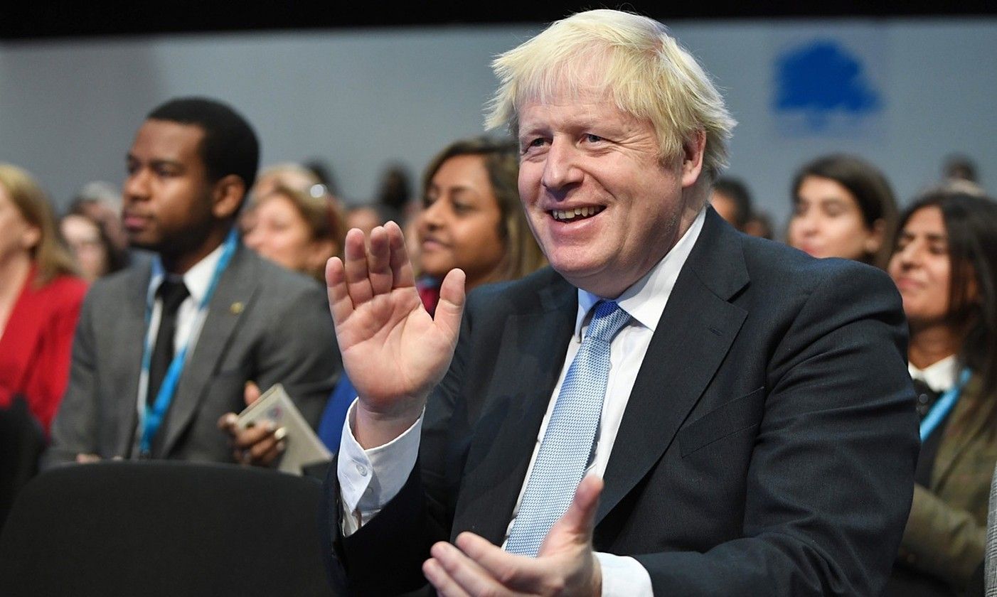 Johnson, Alderdi Kontserbadorea Manchesterren egiten ari den kongresuan, atzo. NEIL HALL / EFE. Johnson, Alderdi Kontserbadorea Manchesterren egiten ari den kongresuan, atzo. NEIL HALL / EFE.