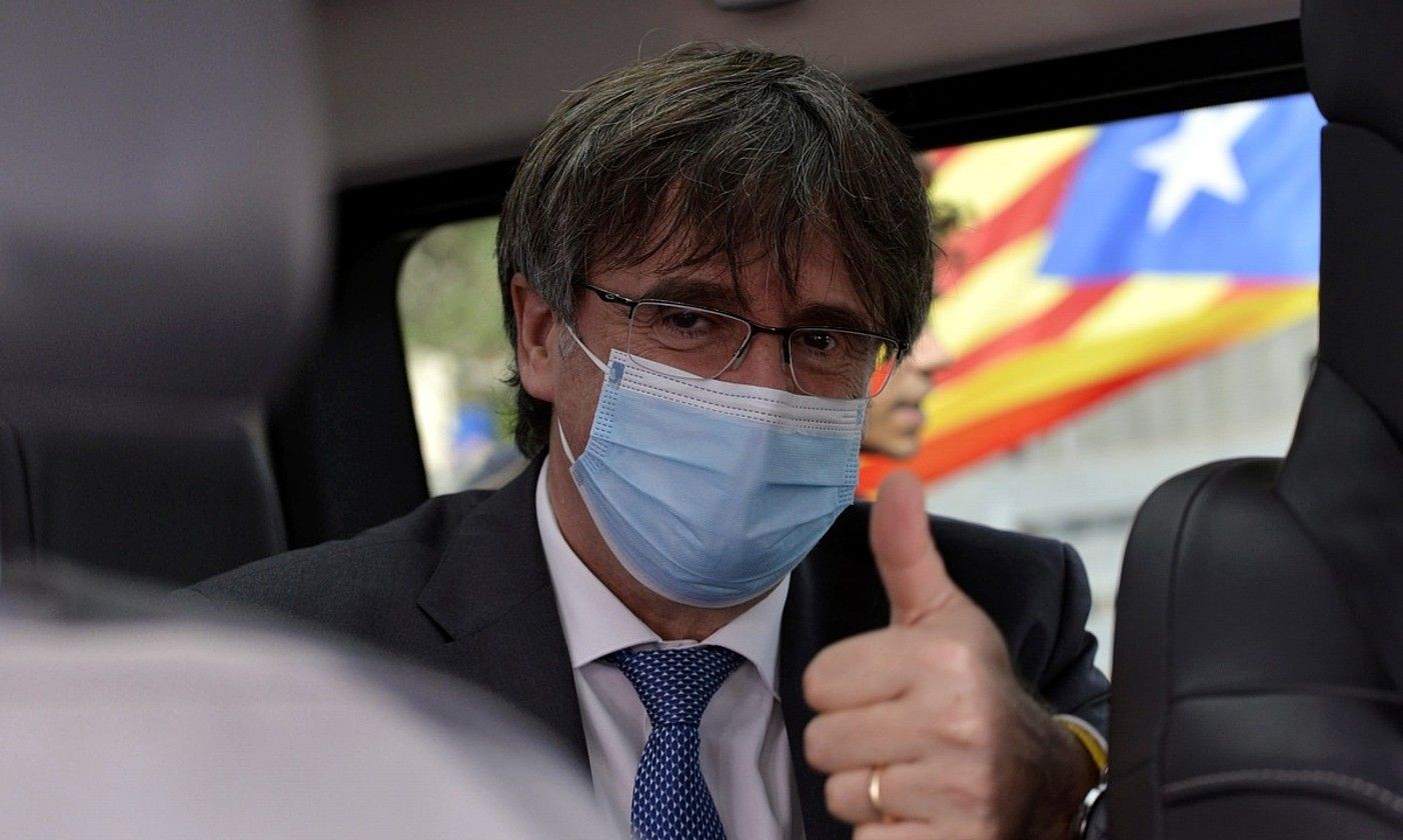 Carles Puigdemont Kataluniako presidente ohi erbesteratua, atzo, Sassariko Helegite Auzitegitik (Sardinia) irteten. CLAUDIA SANCIUS / EFE.