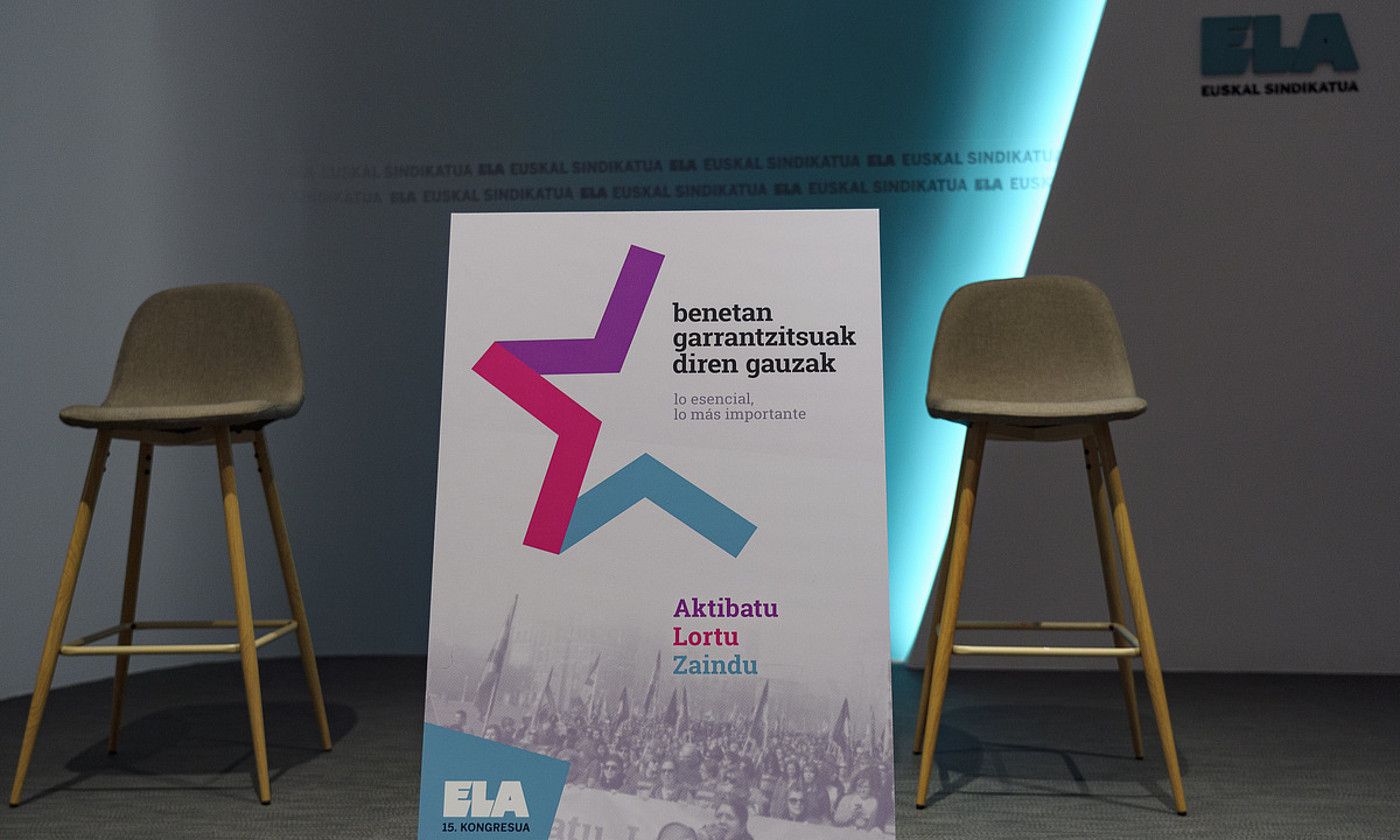 Afixa. ELAk azaroaren 24an eta 25ean eginen duen kongresuaren irudia eta leloa aurkeztu zituzten atzo. ARITZ LOIOLA / FOKU.
