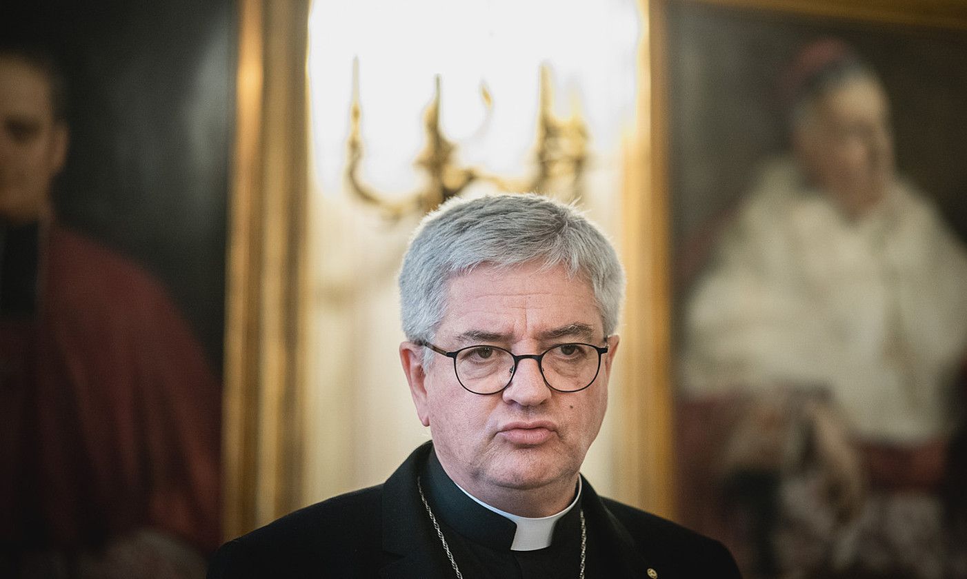 Marc Aillet Baionako elizbarrutiko apezpikua, atzo egindako agerraldian, Baionan. GUILLAUME FAUVEAU. Marc Aillet Baionako elizbarrutiko apezpikua, atzo egindako agerraldian, Baionan. GUILLAUME FAUVEAU.