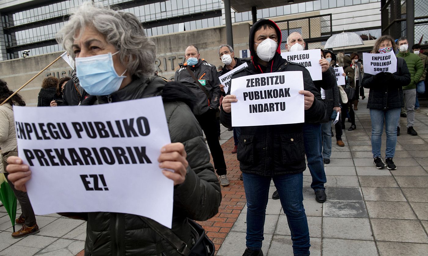 Langile publikoen protesta bat, Lakuan, beren enplegua egonkortzearen alde. RAUL BOGAJO / FOKU.