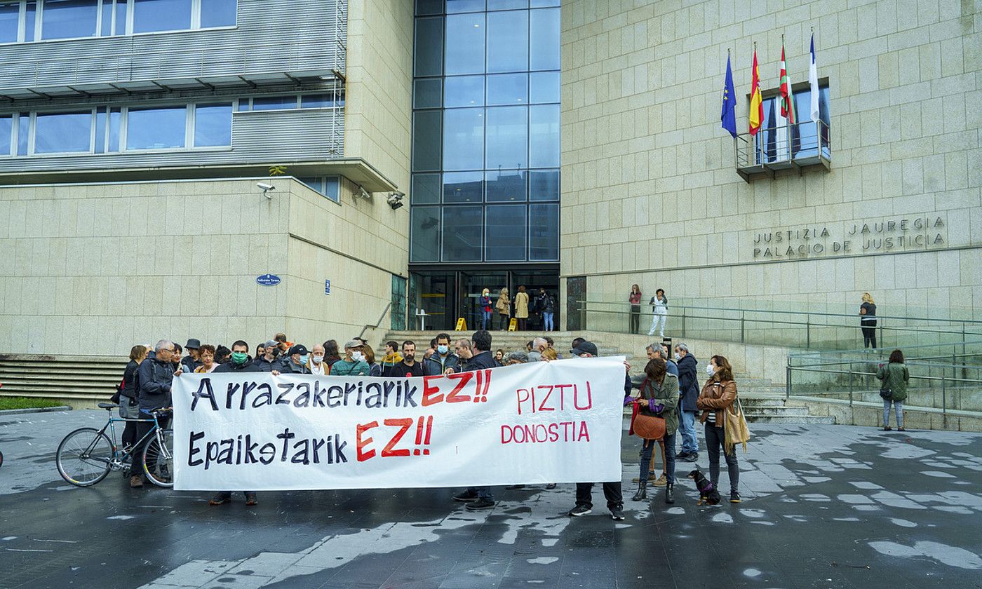 Atzo goizean Donostiako epaitegien aurrean Donostia Piztu plataformak antolatutako elkarretaratzea. FOKU.