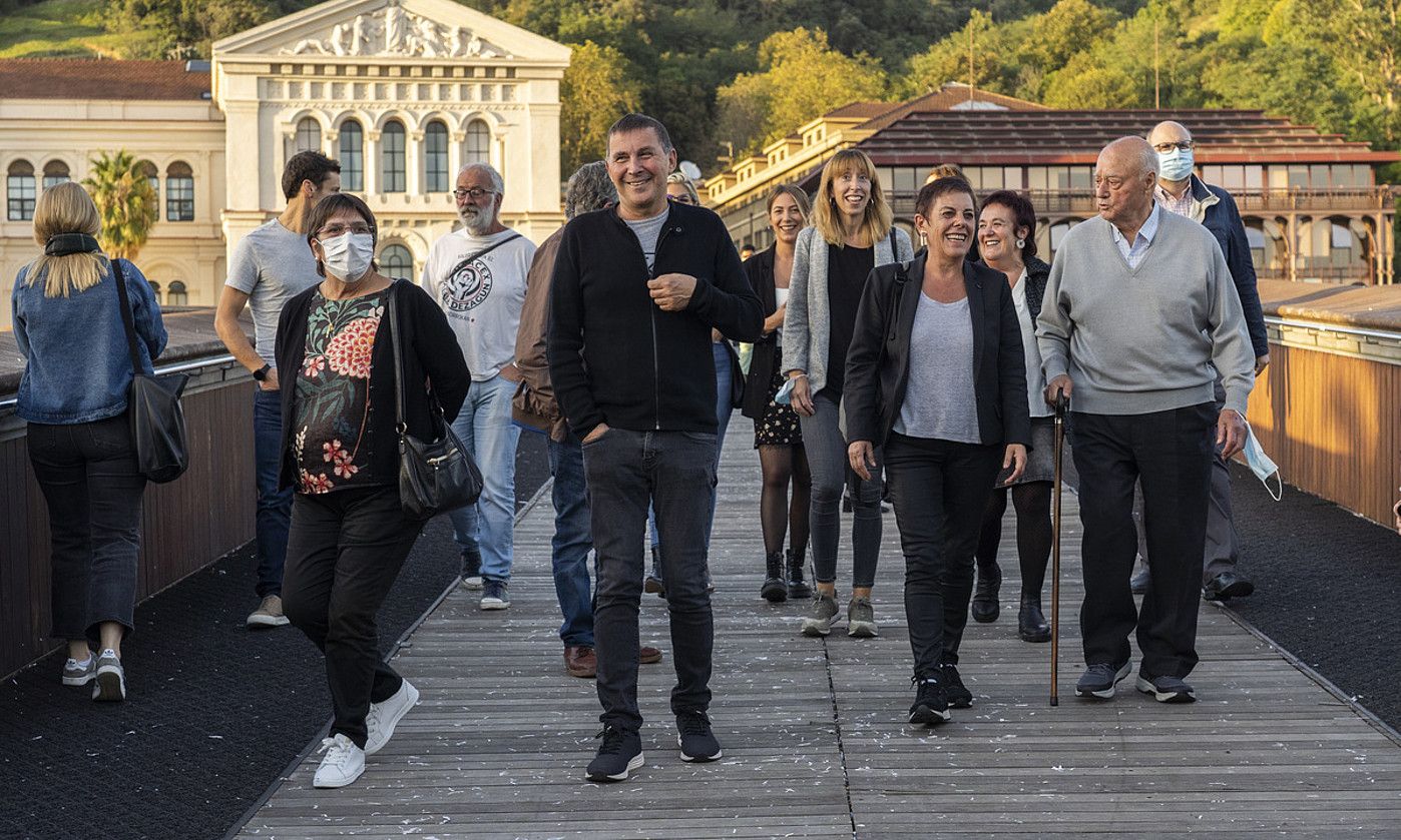 EH Bilduko ordezkariak eta manifestaziorako deirako elkartutako herritarrak, atzo, agerraldiaren aurretik, Bilbon. MONIKA DEL VALLE / FOKU.