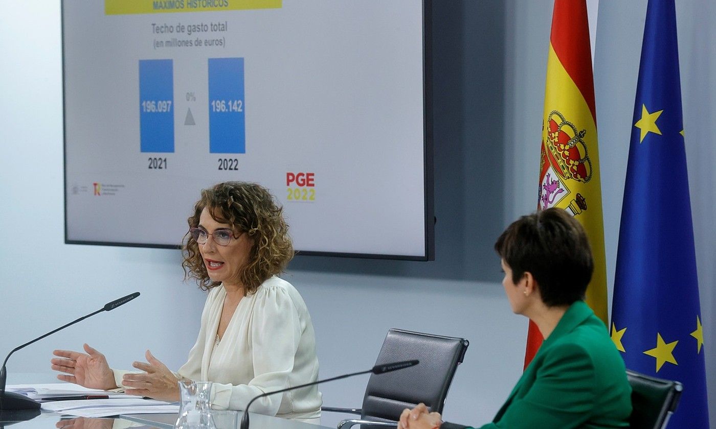 Espainiako Ogasun ministroa, aurrekontuen aurkezpenean, atzo. ZIPI / EFE. Espainiako Ogasun ministroa, aurrekontuen aurkezpenean, atzo. ZIPI / EFE.