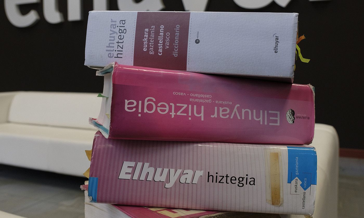 Elhuyarrek 25 urtean argitaratutako hiztegien eboluzioa. JON URBE / FOKU. Elhuyarrek 25 urtean argitaratutako hiztegien eboluzioa. JON URBE / FOKU.