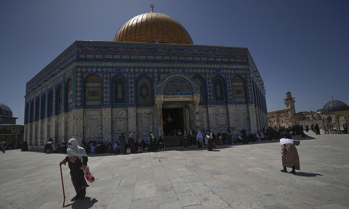 Palestinako fededun musulmanak otoitzean, Jerusalemgo Al-Aqsa meskitan. ATEF SAFADI / EFE.