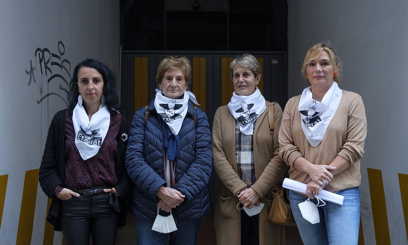 Etxerat-ek euskal presoen egoerari buruzko balantzea egiteko antolatutako agerraldia, atzo, Donostian. JON URBE / FOKU.