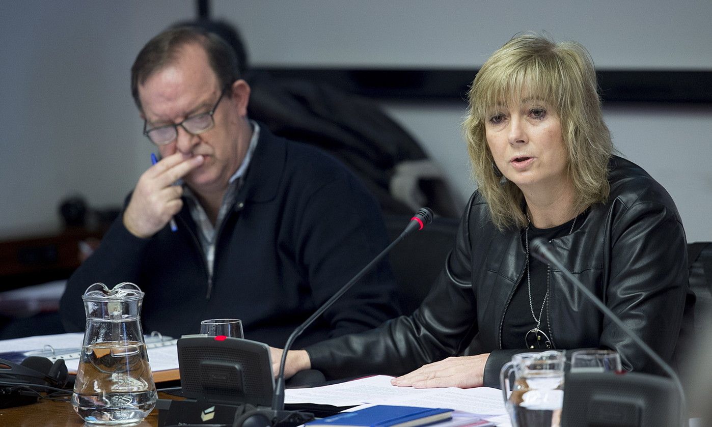 Ana Ollo, Herritarrekiko Harremanetako kontseilaria, eta Mikel Arregi, Euskarabideko zuzendaria. IÑIGO URIZ / FOKU. Ana Ollo, Herritarrekiko Harremanetako kontseilaria, eta Mikel Arregi, Euskarabideko zuzendaria. IÑIGO URIZ / FOKU.