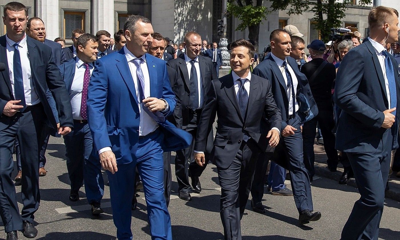 Zelenski Ukrainako presidentea —erdian, eskuinean— eta haren aholkulari Xefir —haren alboan—, iragan maiatzean. EFE.