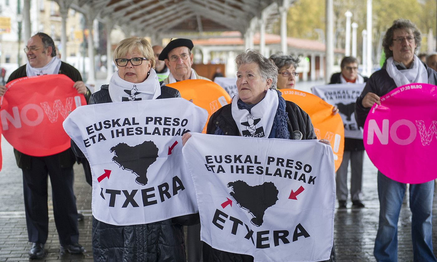 Etxerat elkarteko kideak, 2014an, Bilbon, euskal presoen eskubideen aldeko agerraldi batean. MARISOL RAMIREZ / FOKU.