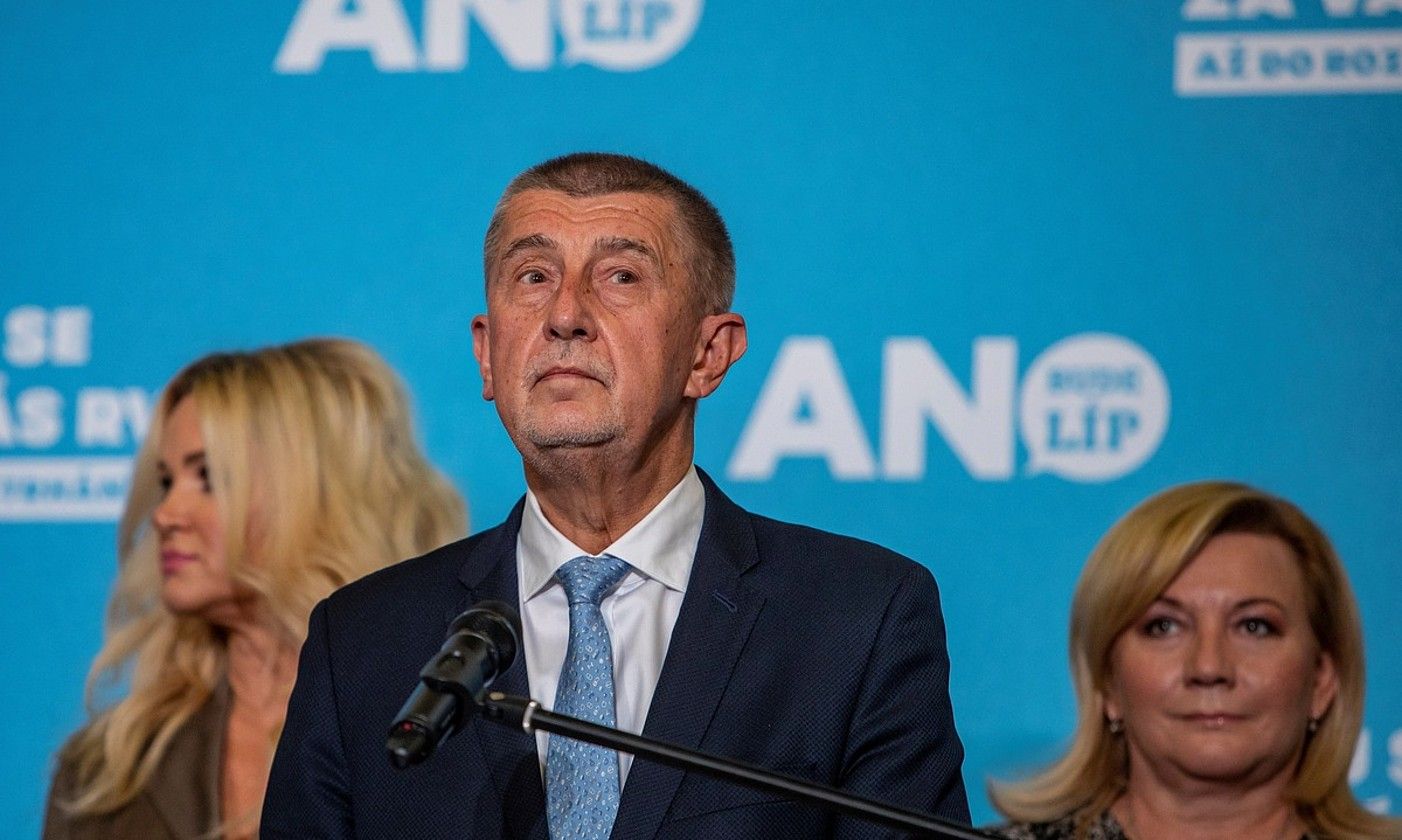 Andrej Babis Txekiako jarduneko lehen ministroa, hauteskunde emaitzak ezagutu osteko agerraldian, Pragan. MARTIN DIVISEK / EFE.