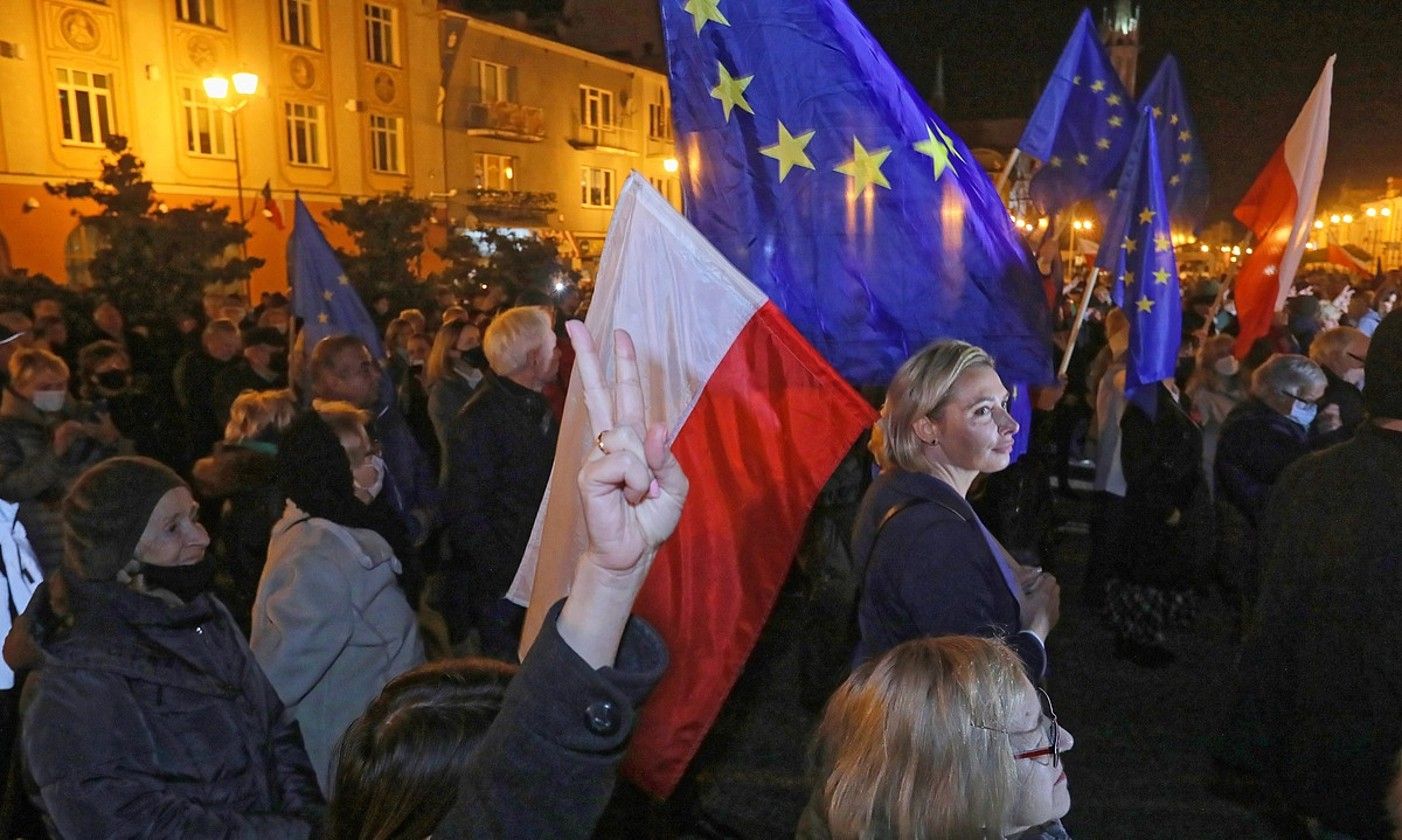 Herritar multzo bat Varsoviako Gazteluaren plazan, herenegun, Plataforma Zibikoak antolatutako manifestazioaren amaieran. ARTUR RESZKO / EFE. Herritar multzo bat Varsoviako Gazteluaren plazan, herenegun, Plataforma Zibikoak antolatutako manifestazioaren amaieran. ARTUR RESZKO / EFE.