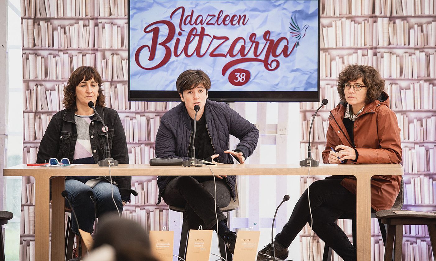 Lorea Agirre, Danele Sarriugarte eta Nerea Fillat, atzo, Sarako Idazleen Biltzarrean, gai feministen inguruko argitalpenez hausnarrean. GUILLAUME FAUVEAU. Lorea Agirre, Danele Sarriugarte eta Nerea Fillat, atzo, Sarako Idazleen Biltzarrean, gai feministen inguruko argitalpenez hausnarrean. GUILLAUME FAUVEAU.