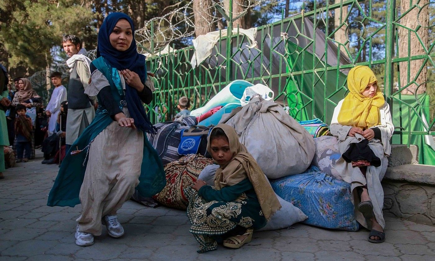 Afganistango desplazatu talde bat, tartean adingabeak direla, joan den larunbatean Kabul hiriburuan. EFE.