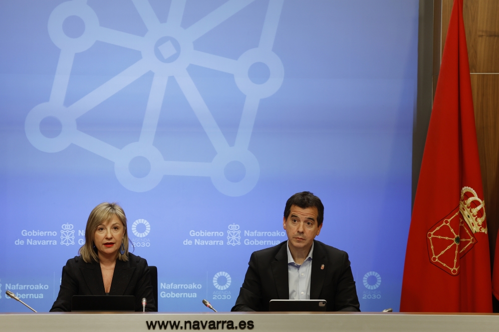 Amparo Lopez Barne kontseilaria eta gobernuko eleduna eta Mikel Irujo industria kontseilaria. IÑAKI PORTO / EFE