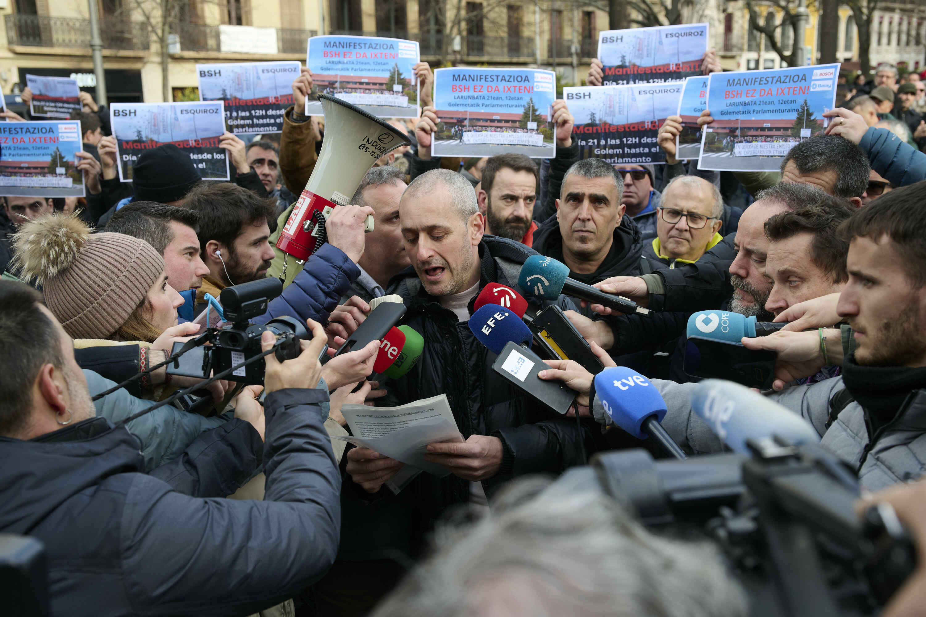 BSHko langile batzordeko ordezkariak, komunikabideei azalpenak ematen, abenduaren 18an. IÑAKI PORTO / EFE