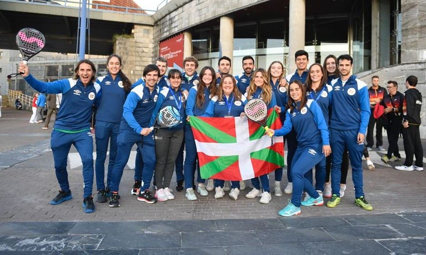 Padeleko euskal selekzioko kideak, Bilbok itsas museoaren atarian. CCGLOBAL.ES.