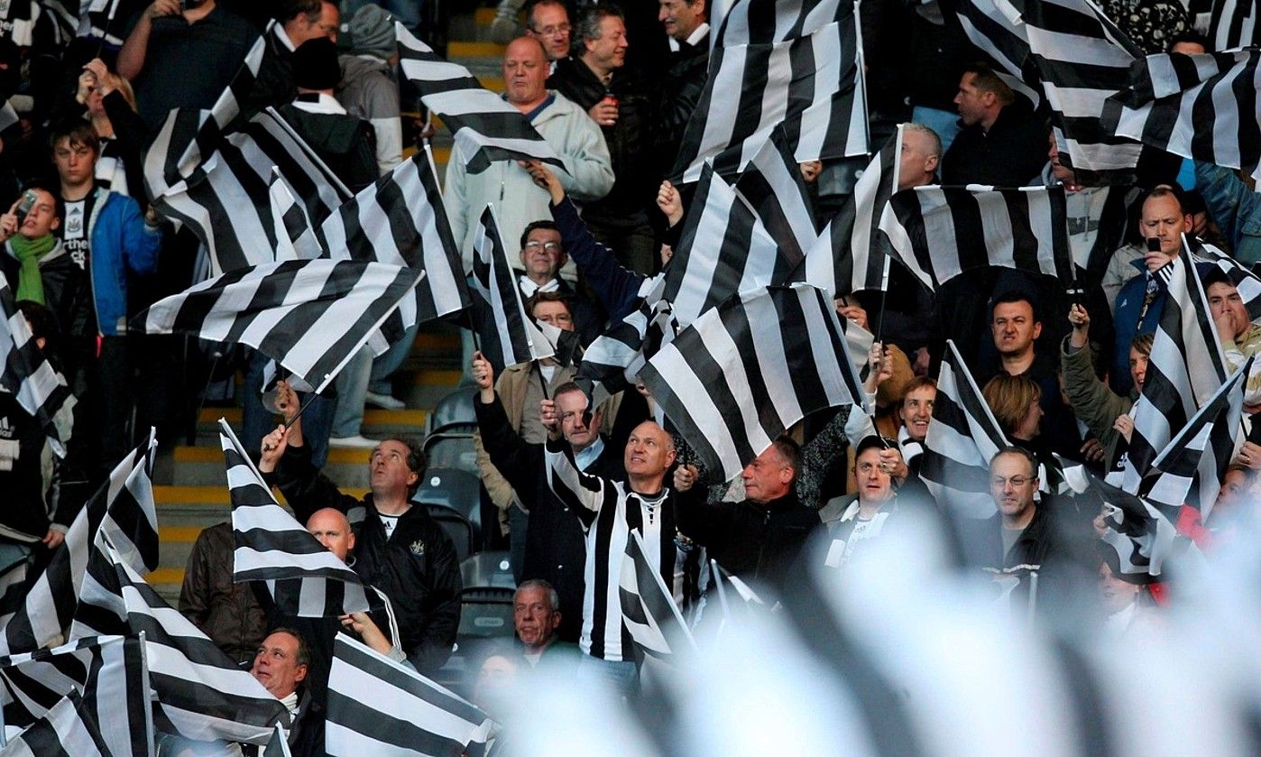 Newcastle taldeko zaleak, bandera zuri-beltzak astintzen denboraldi honetako partida batean. LINDSEY PARNABY / EFE.