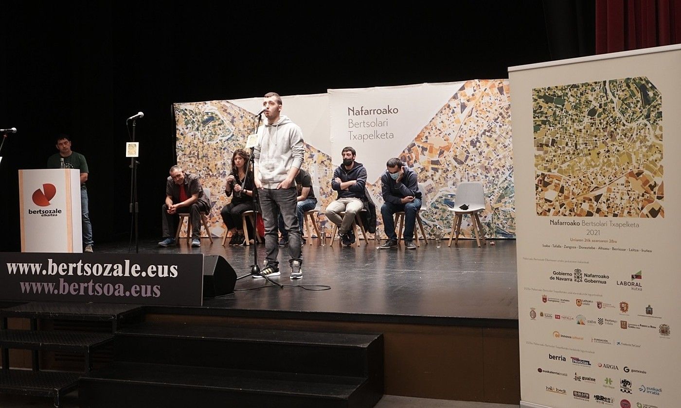 Joanes Illarregi, Zangozako saioaren irabazlea. NAFARROAKO BERTSOZALE ELKARTEA. Joanes Illarregi, Zangozako saioaren irabazlea. NAFARROAKO BERTSOZALE ELKARTEA.