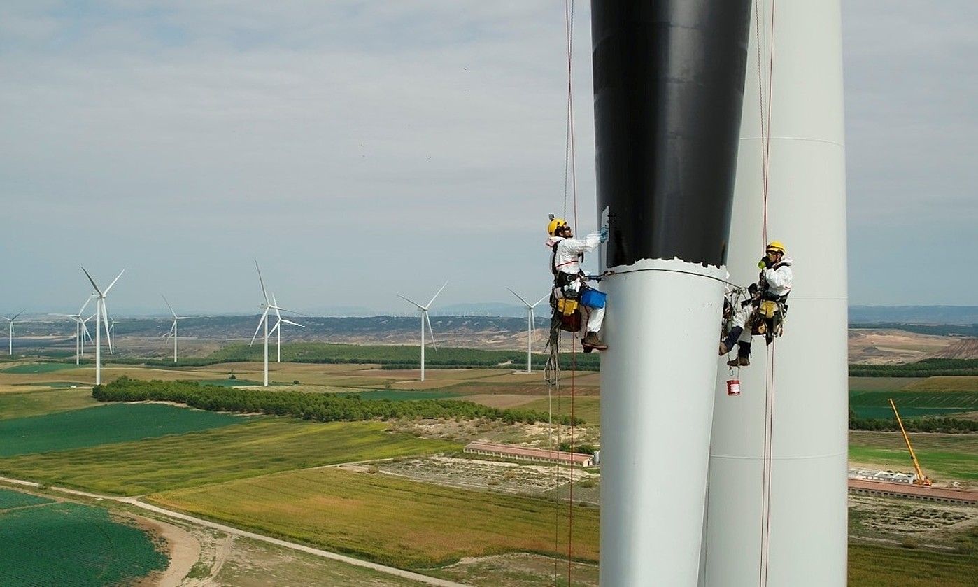 Iberdrola haize erroten eremu batzuk beltzez margotzen hasi da, hegaztiek jo ez ditzaten. Nafarroan duen parke eoliko batean egiten ari den lana. IBERDROLA.