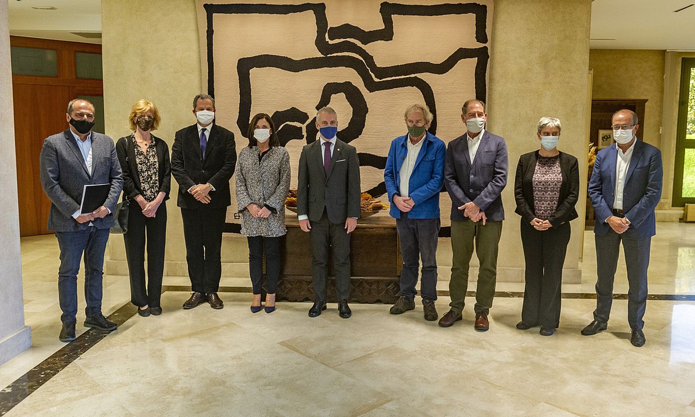 Iñigo Urkullu lehendakaria eta Beatriz Artolazabal nazioarteko bitartekarien ordezkaritzarekin, atzo. JAIZKI FONTANEDA / EFE. Iñigo Urkullu lehendakaria eta Beatriz Artolazabal nazioarteko bitartekarien ordezkaritzarekin, atzo. JAIZKI FONTANEDA / EFE.