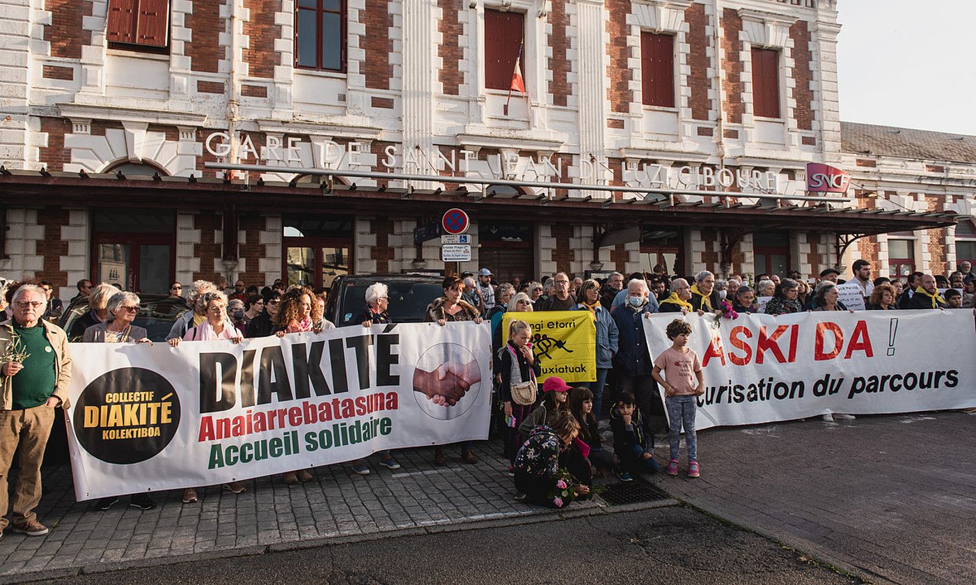 Harrera taldeek deituriko protesta, atzo, Donibane Lohizuneko tren geltokian. GUILLAUME FAUVEAU.