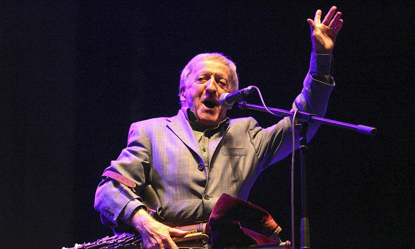 Paddy Moloney, Galizian emandako kontzertu batean. KIKO DELGADO / EFE. Paddy Moloney, Galizian emandako kontzertu batean. KIKO DELGADO / EFE.