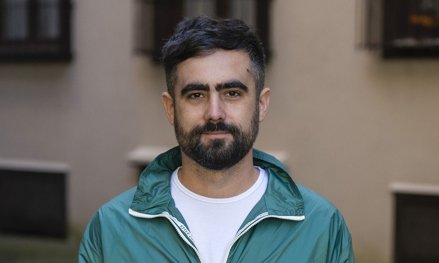 Hedoi Etxarte, atzo, Donostian, Alain Urrutia artistak liburuarentzat egindako azala erakusten. GORKA RUBI0 / FOKU. Hedoi Etxarte, atzo, Donostian, Alain Urrutia artistak liburuarentzat egindako azala erakusten. GORKA RUBI0 / FOKU.